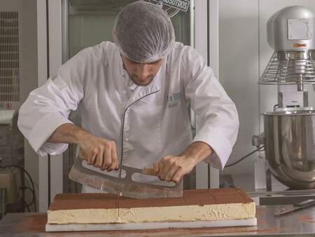 Carlo Luppi En El Obrador Con El Tiramisu