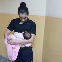 Una oficial de policía amamanta a un bebé al que su madre se negaba a atender