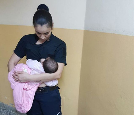 Una oficial de policía amamanta a un bebé al que su madre se negaba a atender