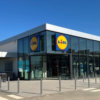 Ya en Lidl el toldo extensible que se monta en minutos y sin taladros para protegernos del sol en la terraza o el balcón 