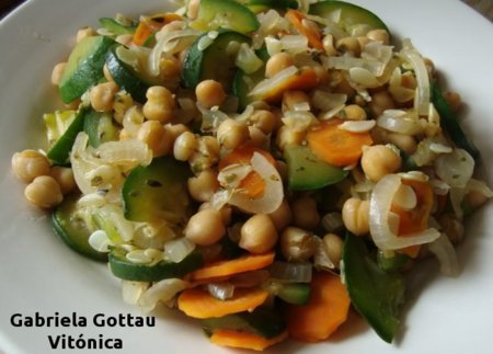 Salteado de garbanzos y calabacín. Receta saludable