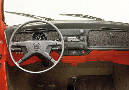De los primeros radios a la voz sexy del navegador: Así ha evolucionado el entretenimiento en el auto (Parte 1)