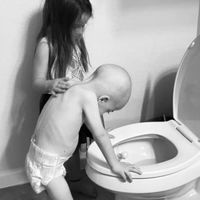 La foto viral de una niña apoyando a su hermano de cuatro años con cáncer que nos hiela la sangre
