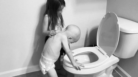 La foto viral de una niña apoyando a su hermano de cuatro años con cáncer que nos hiela la sangre