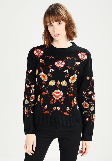 Por 22,45 euros tenemos el jersey de punto All Over Jumper de New Look tras un 55% de descuento en Zalando