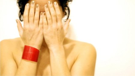 Una empresa noruega identifica a sus empleadas con la regla mediante una pulsera roja