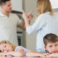 Según la psicología, los niños que crecen entre discusiones y cambios de humor desarrollan una mayor alerta ante las emociones de los demás
