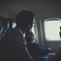 United Airlines deja de cobrar a los padres para sentarse junto a sus hijos (y todas las aerolíneas deberían seguir su ejemplo) 