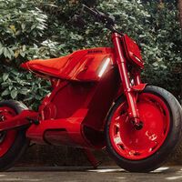 De hacer los coches más bestias a motos eléctricas que no pasan de 120 km/h. Y encima cuestan más de 32.000 euros