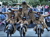 Los Cascos Púrpura: Un grupo de locos acróbatas