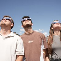 La recomendación de no usar las gafas de eclipse más de un minuto es real, pero también es obsoleta