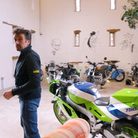 A Richard Hammond no solo le gustan los coches. Si tienes envidia mejor no veas su garaje lleno de motos épicas