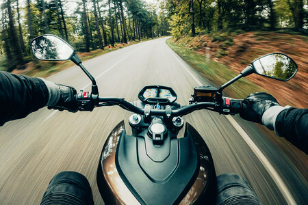 Conduciendo una moto.