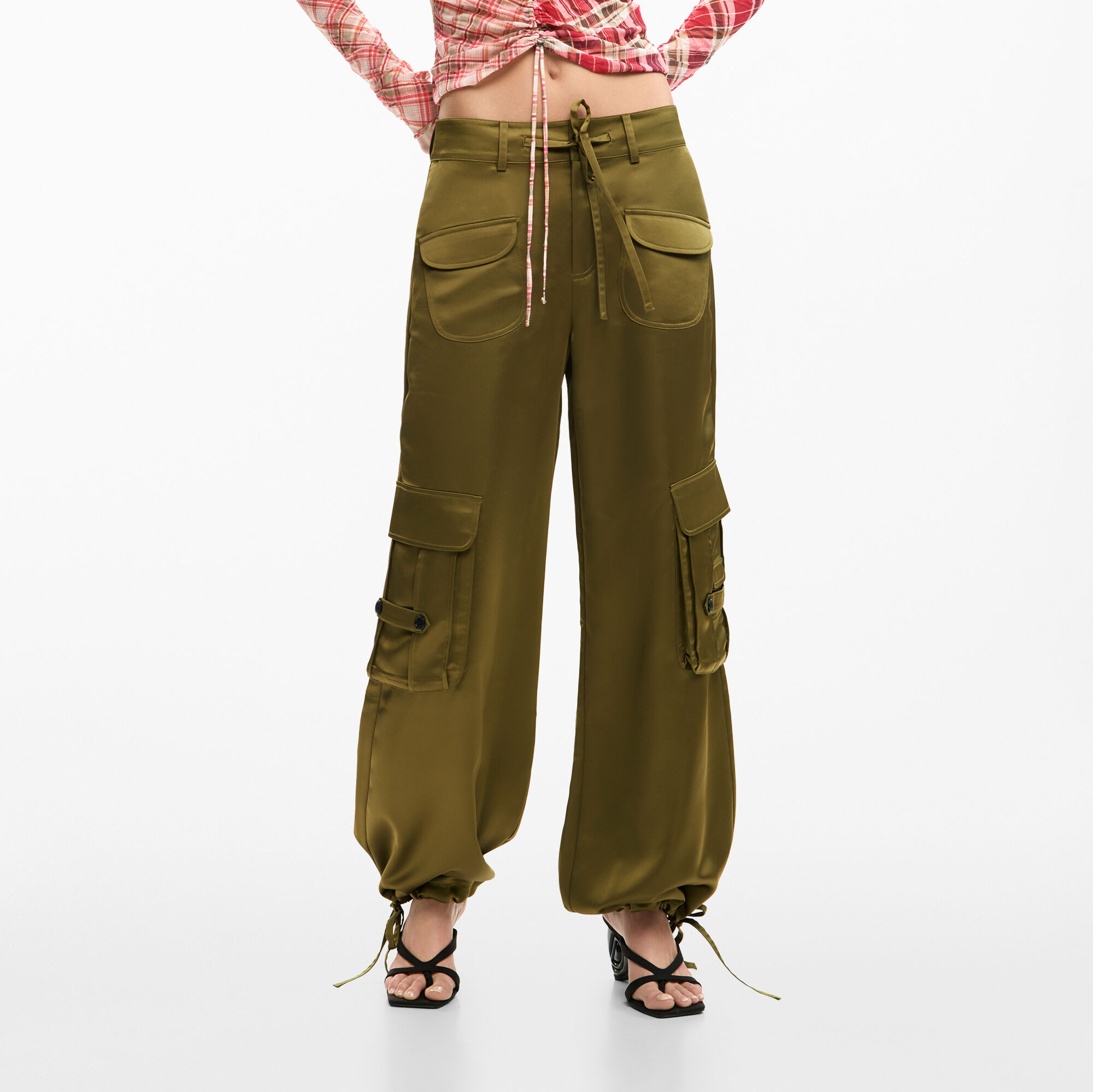 Pantalón cargo satinado