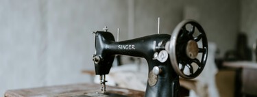 Una máquina de coser antigua convertida en tocador y otras formas de reutilizar esta reliquia vintage