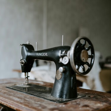 Si tienes una máquina de coser antigua, tienes un tesoro: así puedes reutilizarla para no perder esta fortuna en casa