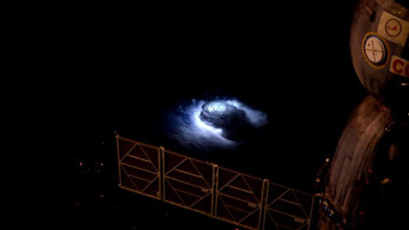 Gracias a la ISS por primera vez hemos grabado chorros azules