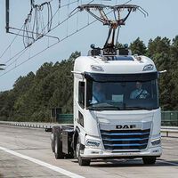 Camiones eléctricos recargándose como trenes mientras circulan: Alemania demuestra que es viable haciéndolos rodar miles y miles de kilómetros