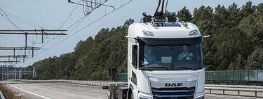 Alemania resuelve el mayor problema de los camiones eléctricos: ahora son 'trenes' que se recargan por catenaria. Ya han recorrido miles de kilómetros