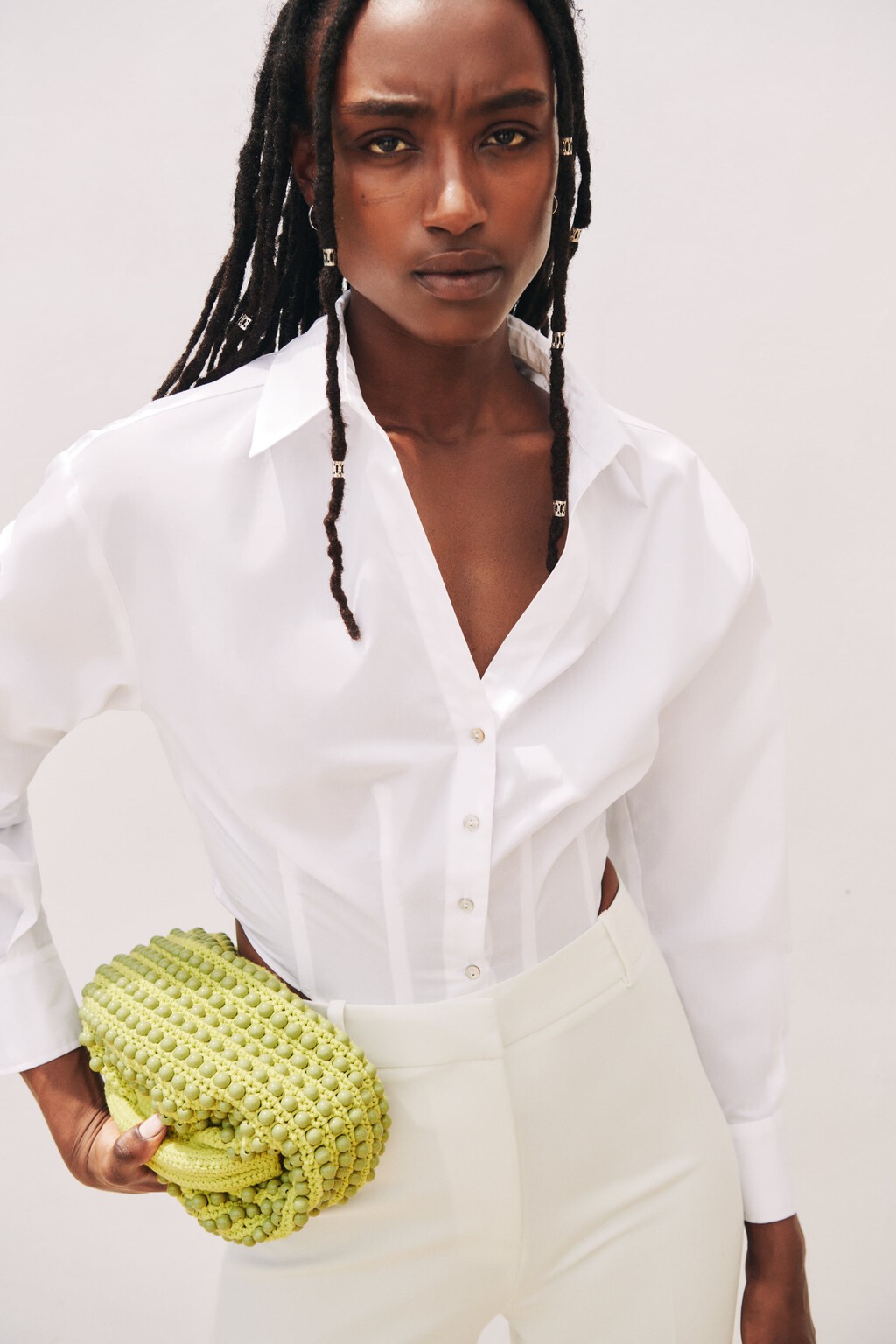 7 camisas blancas de Zara en rebajas con hasta un 49% de descuento: una prenda de fondo de armario eterna