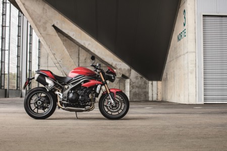 Triumph Speed Triple 2016 02