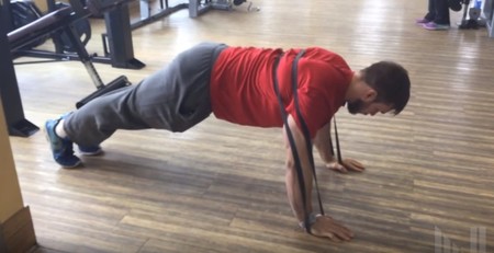 Flexiones con gomas elásticas, una alternativa efectiva al press de banca