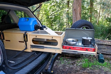 Nomad Kitchen: la cocina portátil para camperizar desde un Tesla Model X a un Volvo V60