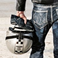 Hevik refuerza su gama retro Garage con guantes y cascos a precio de antes 