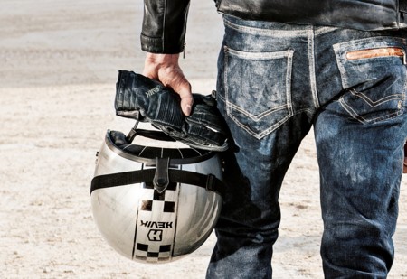 Hevik refuerza su gama retro Garage con guantes y cascos a precio de antes