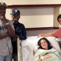 Se equivoca de número al anunciar que su bebé ya ha nacido y el desconocido lleva un regalo al bebé igualmente 