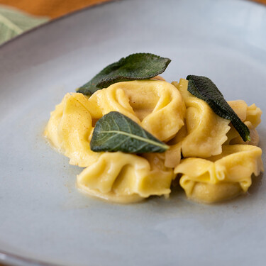 Tortellini con mantequilla y salvia, la receta de pasta rellena ideal con solo tres ingredientes