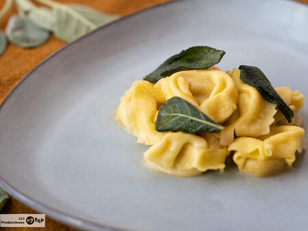 Tortellini con mantequilla y salvia, la receta de pasta rellena ideal con solo tres ingredientes