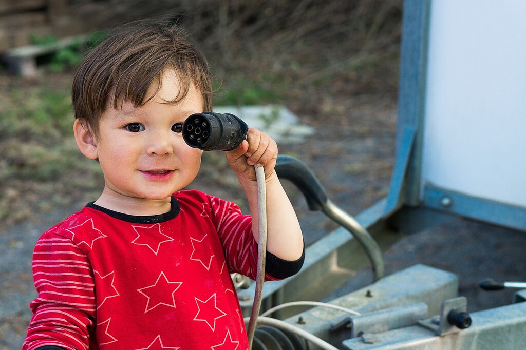 Cómo tener en casa una instalación eléctrica segura a prueba de niños y mascotas 
