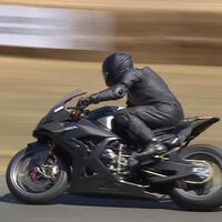 El jefazo de BMW es tan friki de las motos que se ha puesto a tocar rodilla en la nueva MotoGP alemana. Y es la BMW más bonita de la historia 