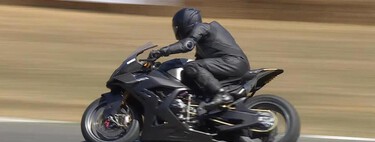 El jefazo de BMW es tan friki de las motos que se ha puesto a tocar rodilla en la nueva MotoGP alemana. Y es la BMW más bonita de la historia 