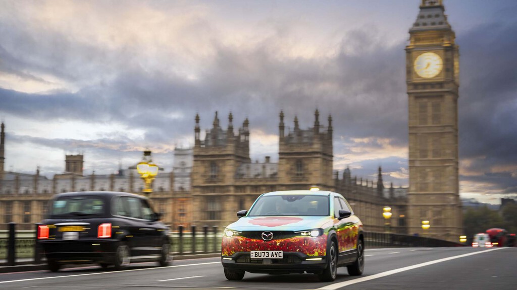 Los coches eléctricos están haciendo perder mucho dinero a Reino Unido porque no usan gasolina. El Gobierno ha decidido que paguen por cada kilómetro que recorran