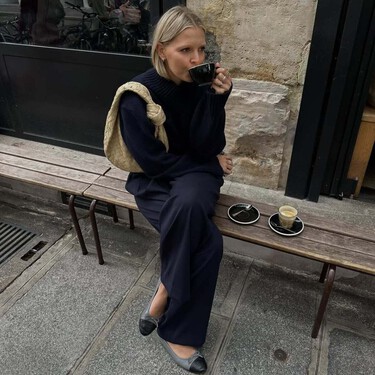 Las Adidas total black que adoran las chicas minimalistas y que son las mejores aliadas de tu armario cápsula de otoño 