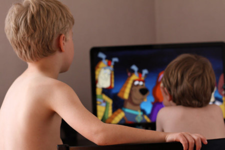 Los hijos miran televisión, tal como lo hacen los padres