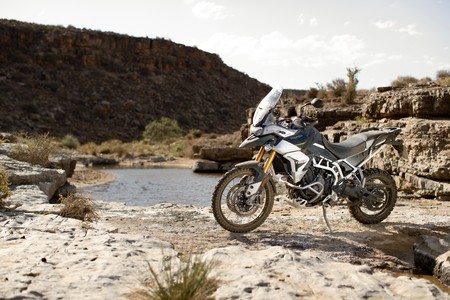 ¡Ya llegó! La Triumph Tiger 900 se presenta como una moto trail en tres versiones de 95 CV y desde 11.350 euros