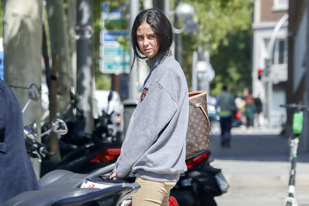 Podrán copiarle los apuntes de ADE a Victoria Federica, pero no el look: 1.000 euritos por un Vuitton para llevar los subrayadores...