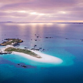 Parecen las Seychelles, pero está en España: la isla de Galicia que es un paraíso natural de aguas turquesas 