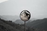 La vitrina muestra al producto y al trabajador 