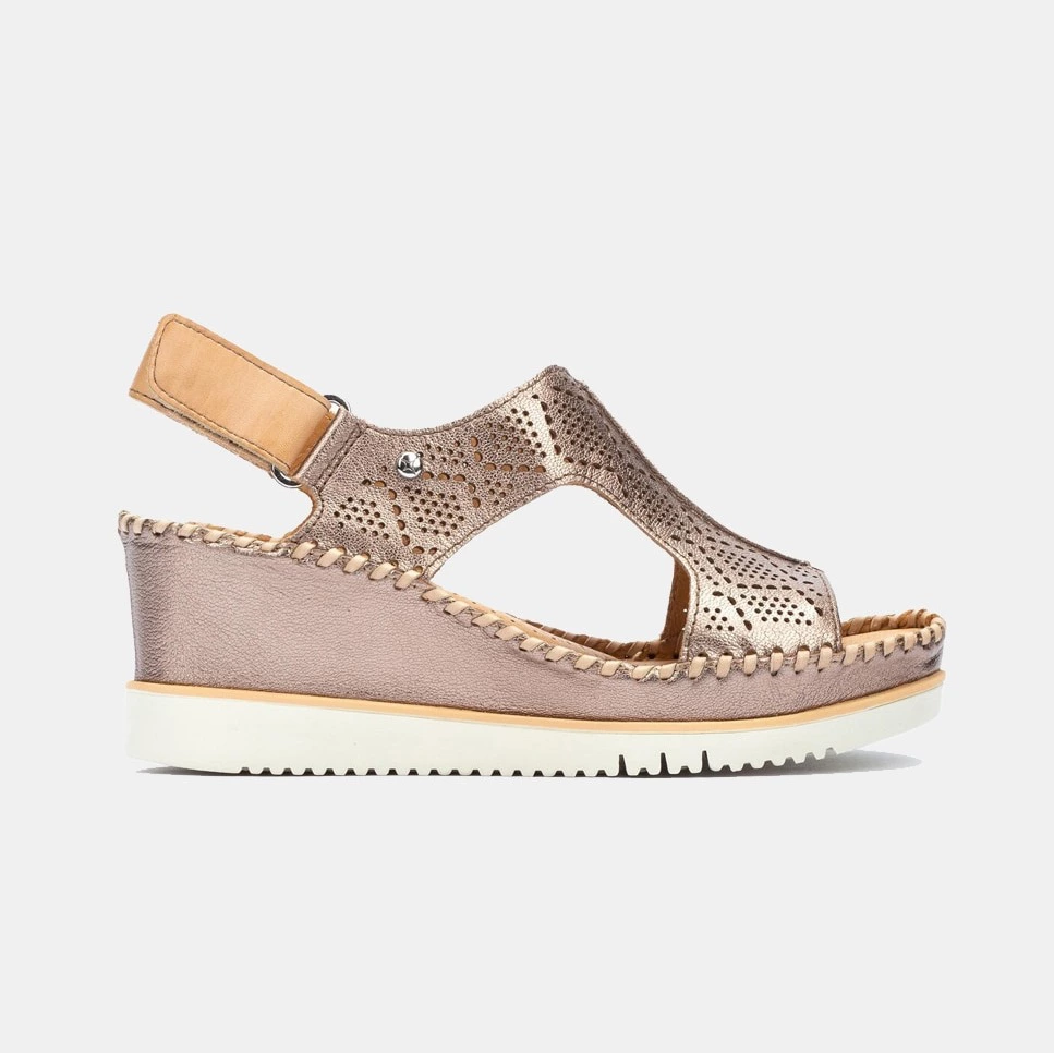 Sandalias de cuña Aguadulce de mujer en piel con pala troquelada y cierre adherente
