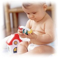 Estimular las manos de un bebé