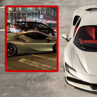 Hay que tener mucho dinero para comprarse un Ferrari... y muy poca educación para dejarlo aparcado en medio de un cruce de Nueva York 