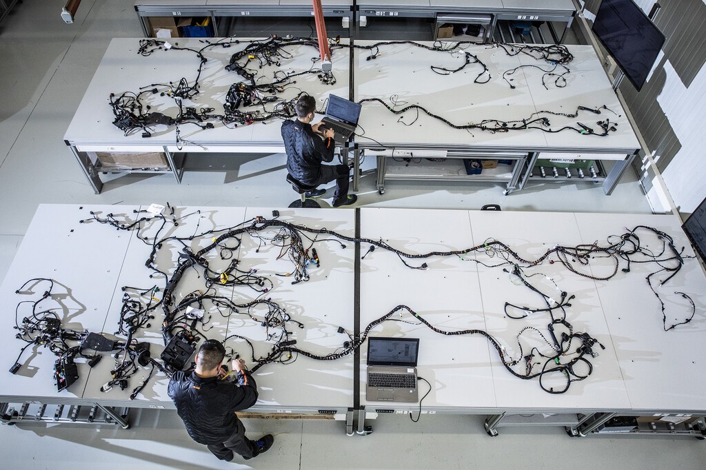 Las plantas de automóviles de toda Europa están cerrando por una pieza de cinco euros. Su mayor proveedor es Ucrania