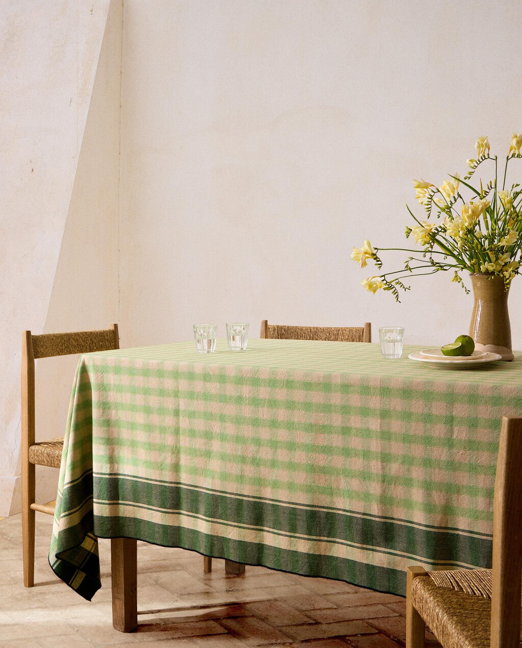 Zara home sorprende con su nueva vajilla artesanal: está pintada a mano y pronto la verás en las casas de influencers y diseñadores