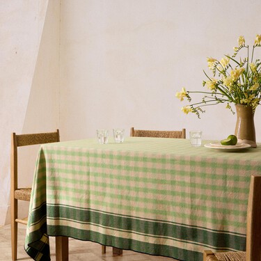 Zara home sorprende con su nueva vajilla artesanal: está pintada a mano y pronto la verás en las casas de influencers y diseñadores