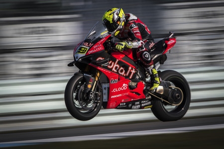 Cada victoria de Álvaro Bautista es "un suicidio" para Ducati, que ya se plantea subirle a la MotoGP oficial