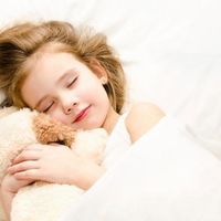 Después del colecho, ¿cuándo pasar al niño a la cuna o la cama?